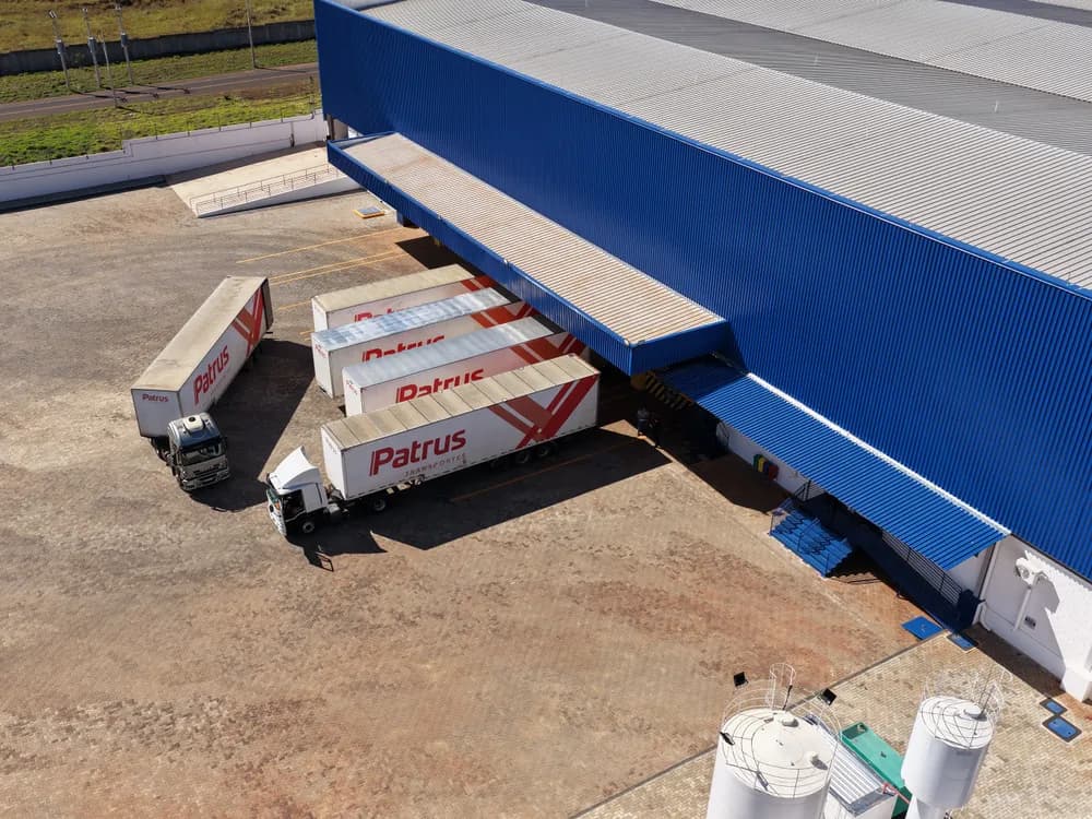 Carretas na doca de expedição da S&S Log